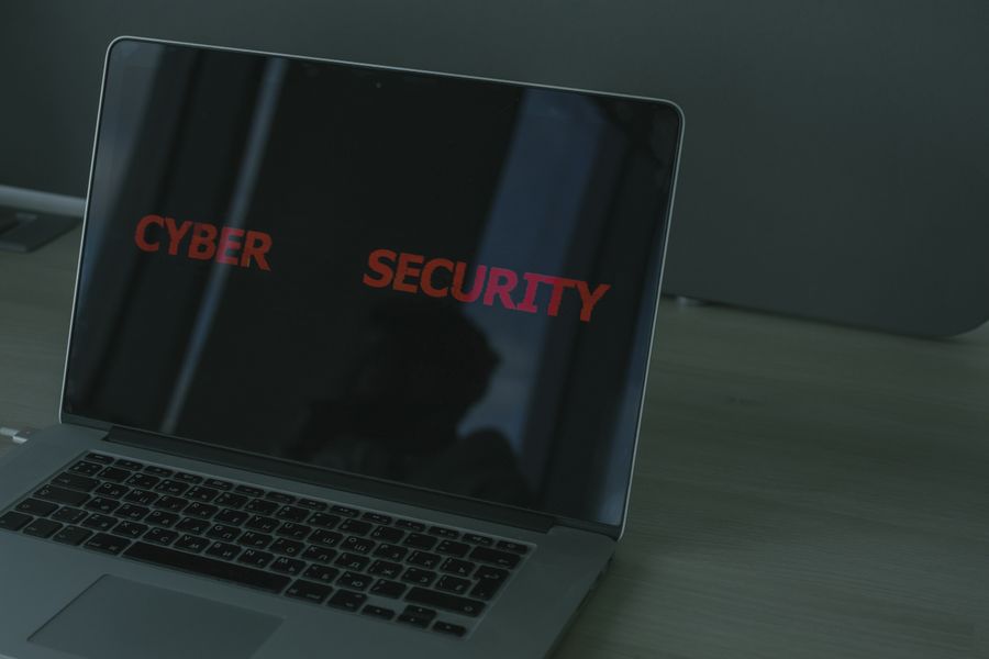 Laptop dengan tema keamanan siber
