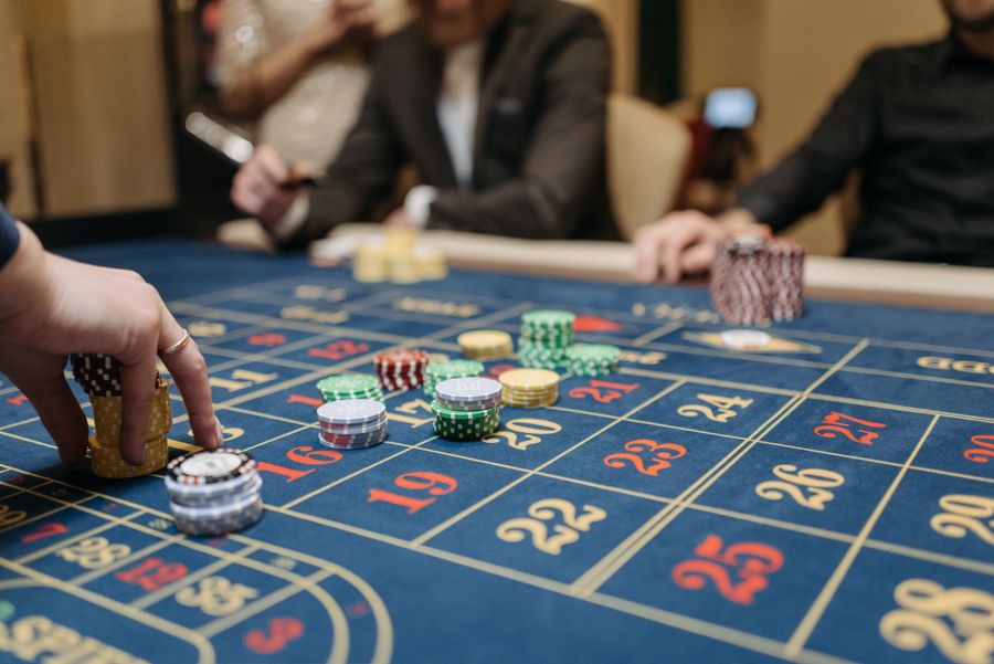 Meja roulette kasino langsung dengan chip taruhan