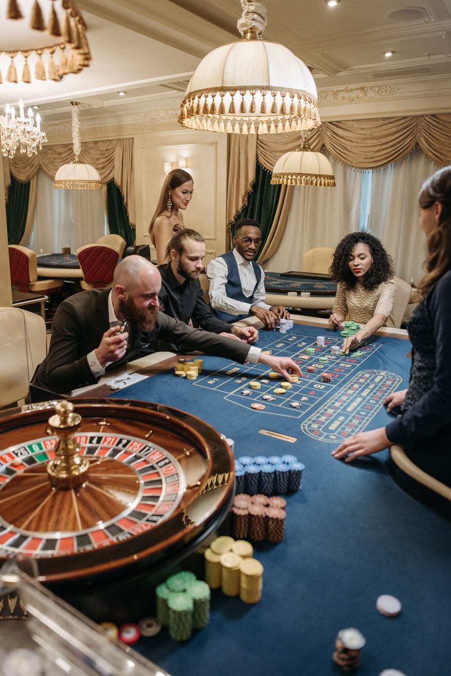 Dealer kasino menata chip di meja live