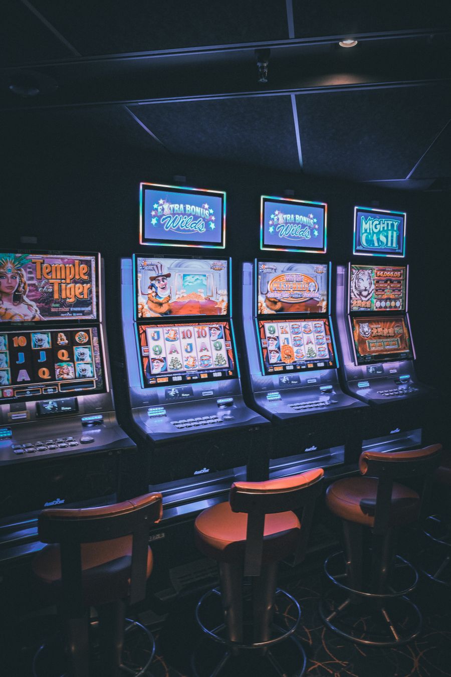 Mesin slot online dengan lampu neon di kasino