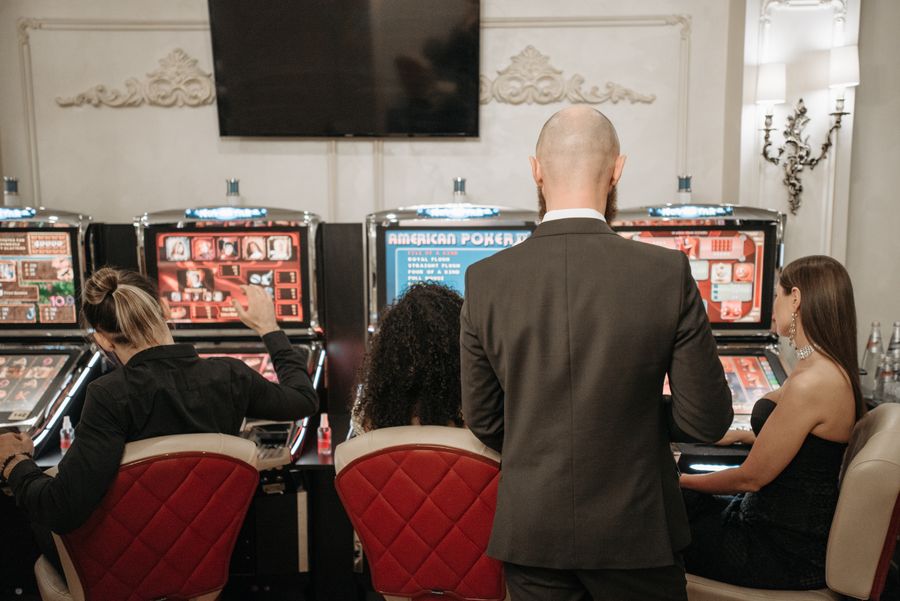 Sekelompok pemain menikmati mesin slot bersama